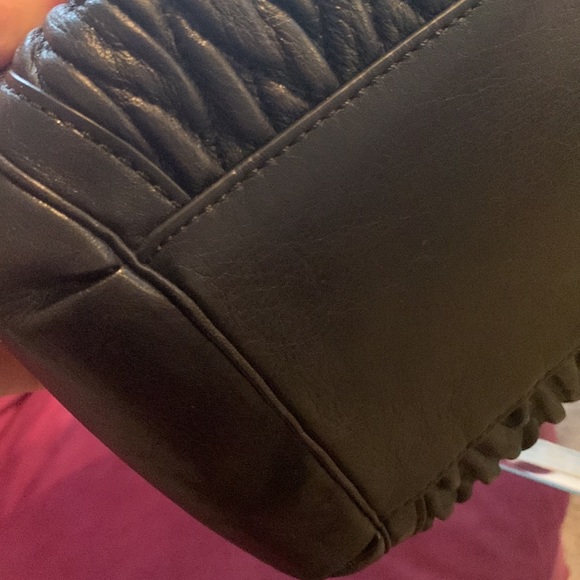 Coach used very few with a dust bag very unique design good size even for travel - Picture 8 of 17